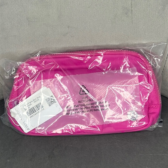 LULULEMON | ✨NEW✨ Everywhere Belt Bag 1L in Sonic Pink - Picture 6 of 6